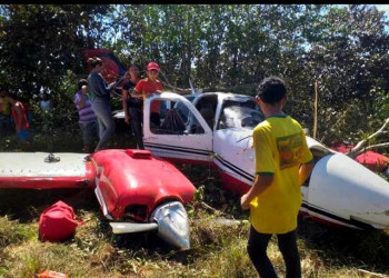 Avião que transportava corpo de vítima de acidente aéreo cai deixando dois feridos